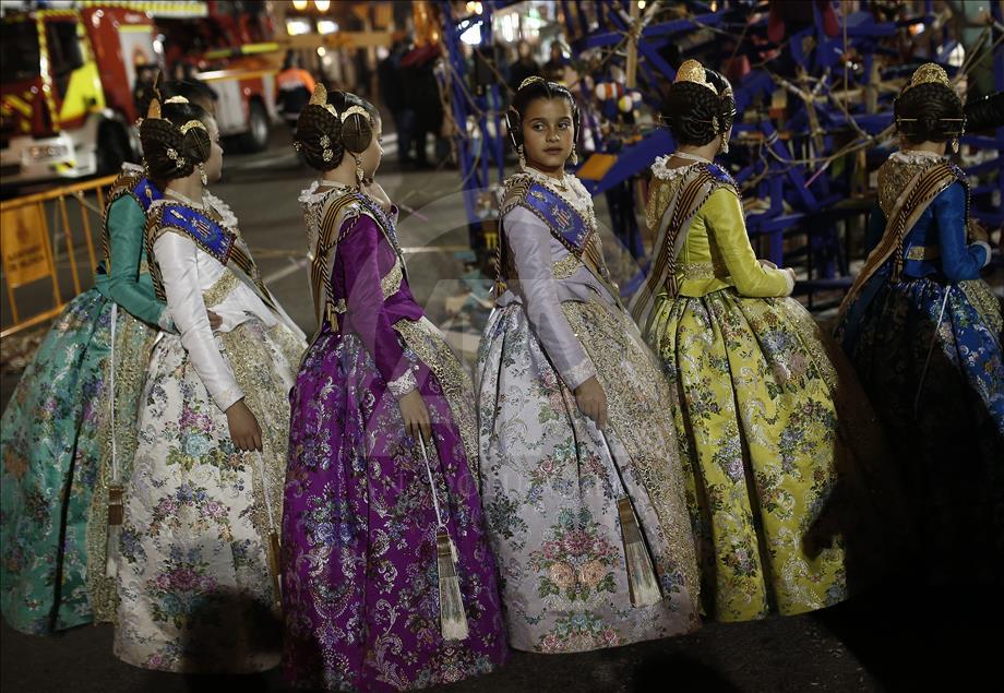 Djegia e kukullave gjigante shënon mbylljen e festivalit "Las Fallas"