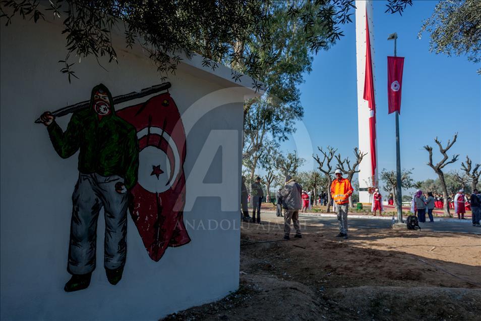 رئيس الحكومة التونسية يدشّن "ساحة العلم" احتفالا بذكرى الاستقلال
 1