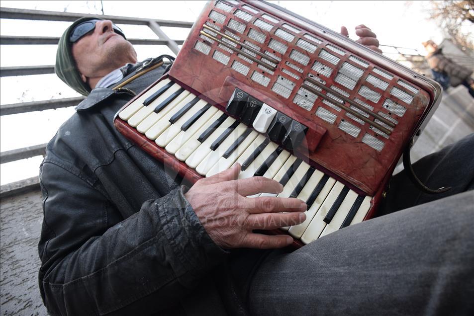 Muzikantët e rrugës në Tiranë, mes pasionit dhe mbijetesës  
