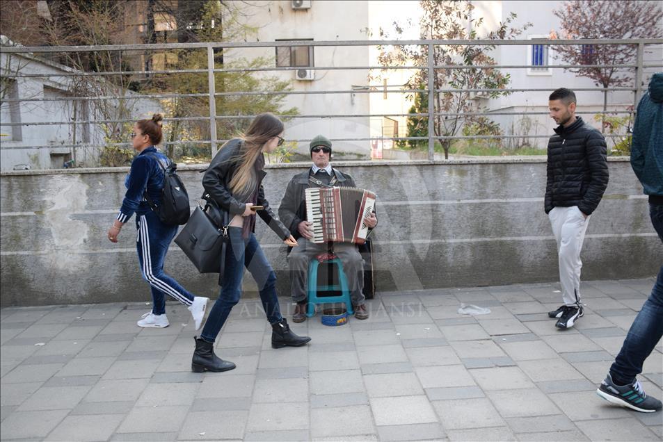 Muzikantët e rrugës në Tiranë, mes pasionit dhe mbijetesës  
