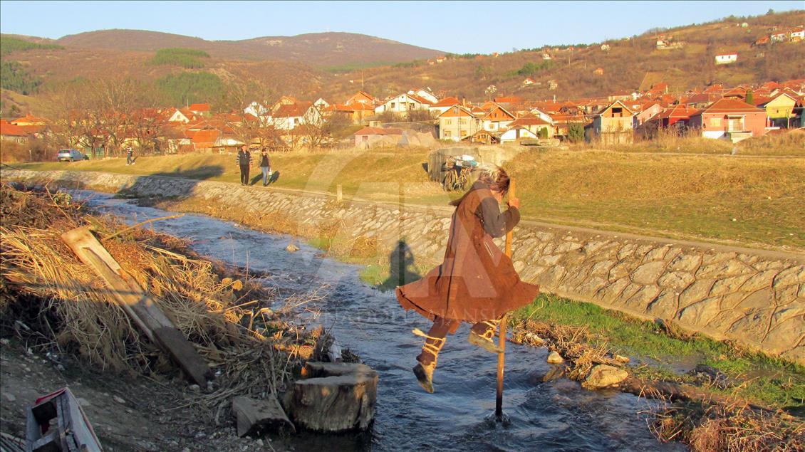 Yazları ağaç üstünde kışları mağarada yaşıyor