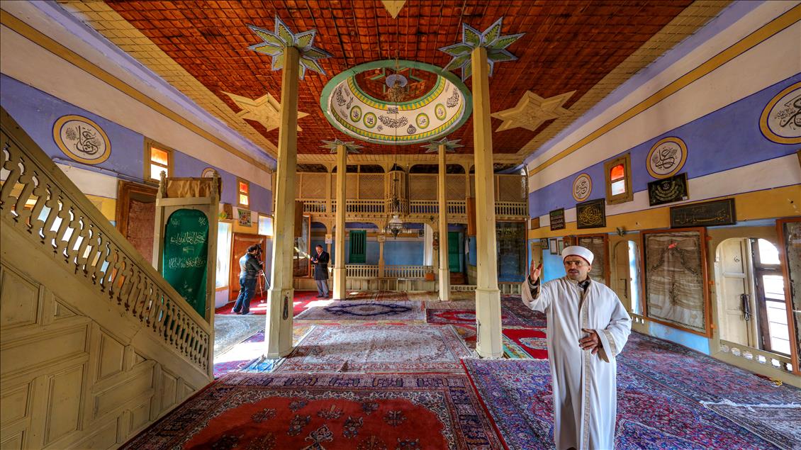 Osmanlı sancağı bulunan cami yıllara meydan okuyor