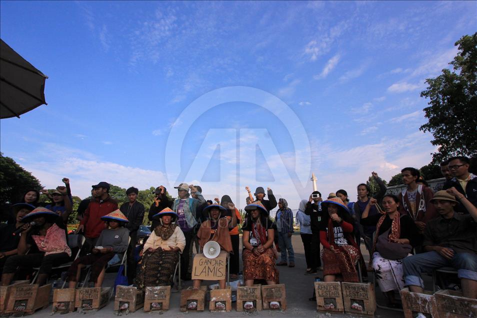 ثبتّوا أرجلهم بكتل اسمنتية.. مزارعون اندونيسيون يعتصمون أمام مقر الحكومة