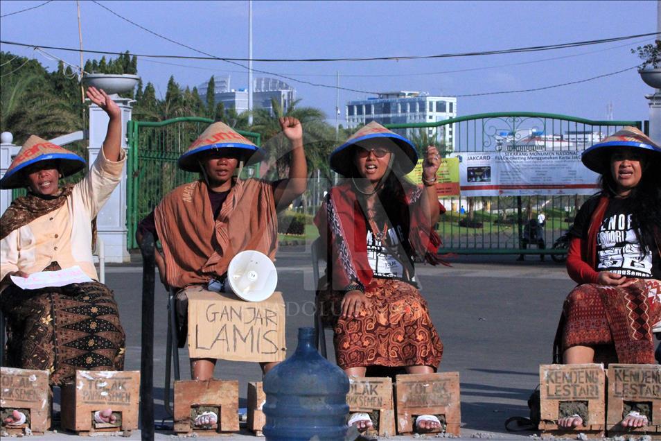 ثبتّوا أرجلهم بكتل اسمنتية.. مزارعون اندونيسيون يعتصمون أمام مقر الحكومة