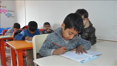 کودکان سوری زبان ترکی را می‌آموزند