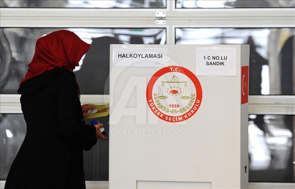 Avrupa'daki Türkler halk oylaması için sandık başında