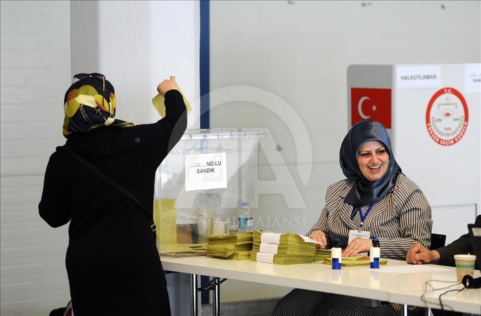 Avrupa'daki Türkler halk oylaması için sandık başında
