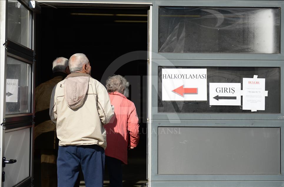 Avrupa'daki Türkler halk oylaması için sandık başında