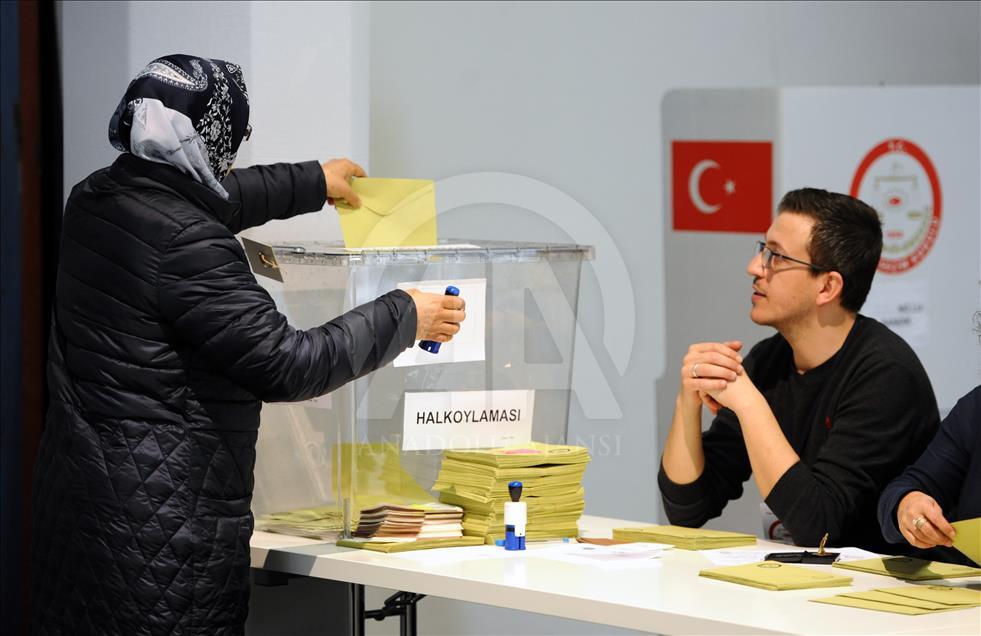 Avrupa'daki Türkler halk oylaması için sandık başında
