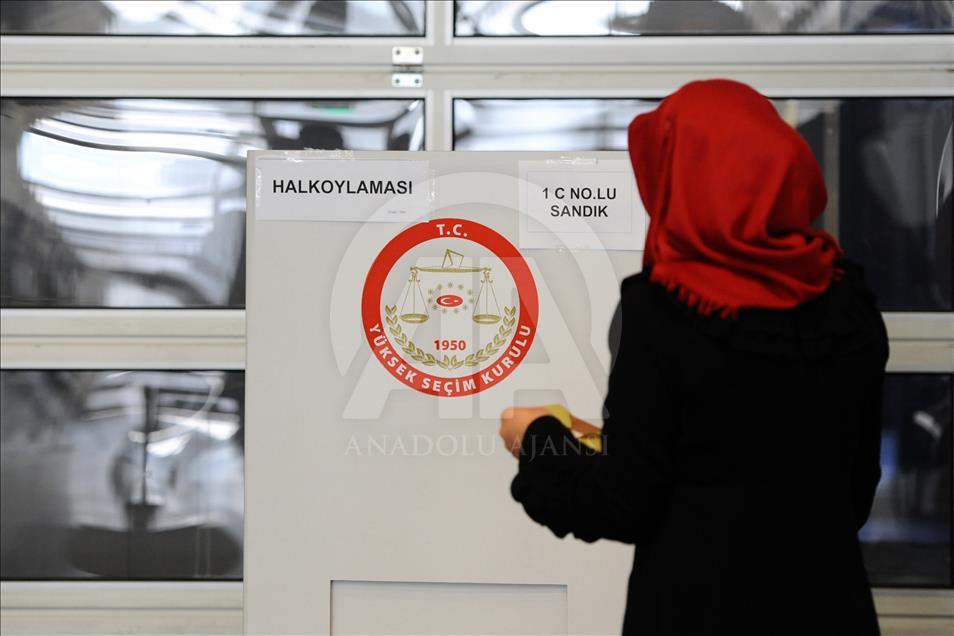 Avrupa'daki Türkler halk oylaması için sandık başında