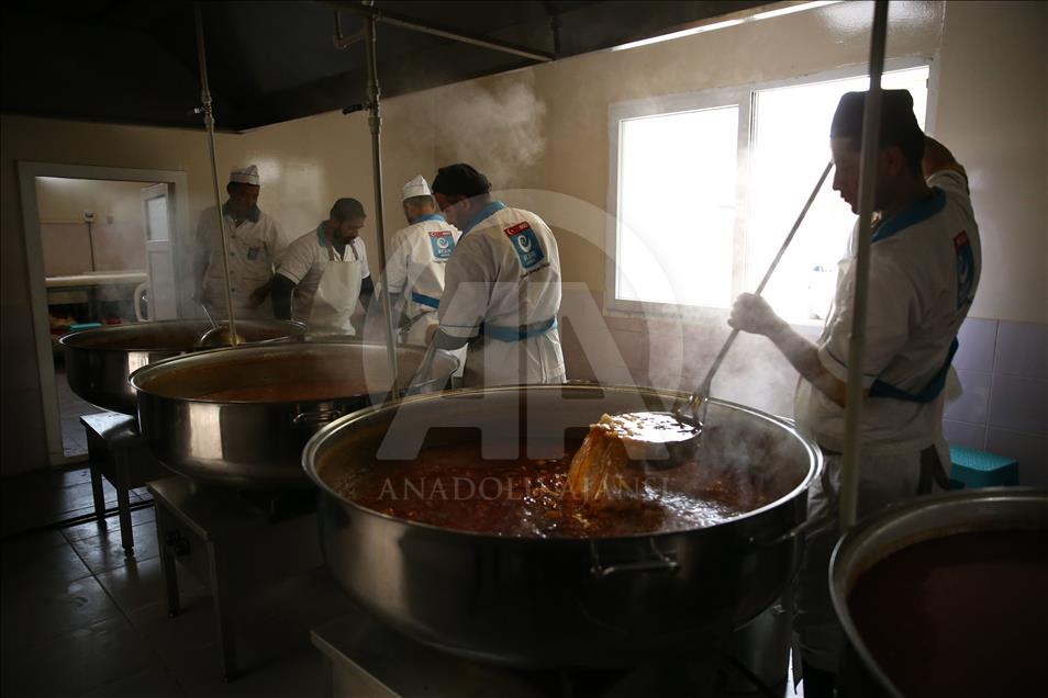 توزیع غذای گرم برای 4000 سوری توسط یک نهاد بشری ترکیه