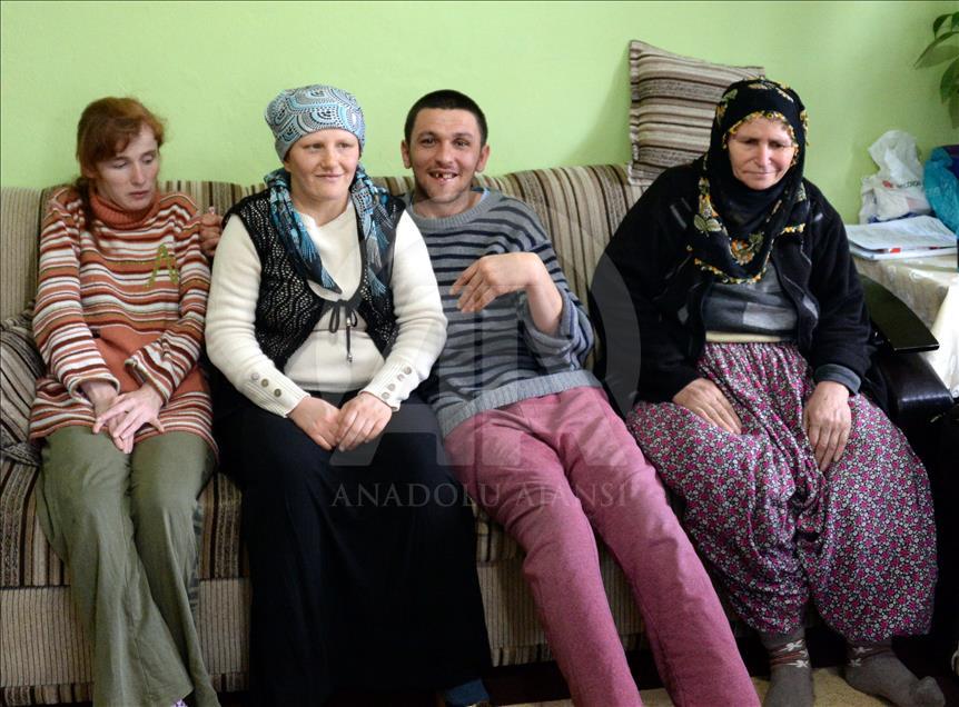 Annesine ve engelli 3 kardeşine "bebek" gibi bakıyor