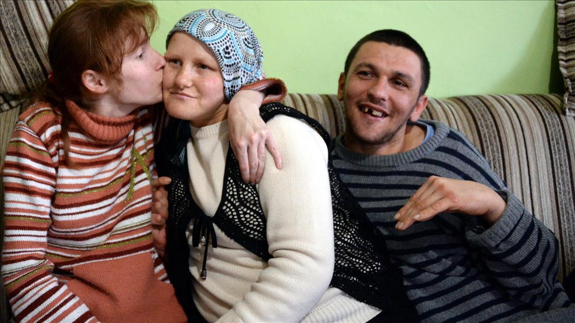 Annesine ve engelli 3 kardeşine "bebek" gibi bakıyor