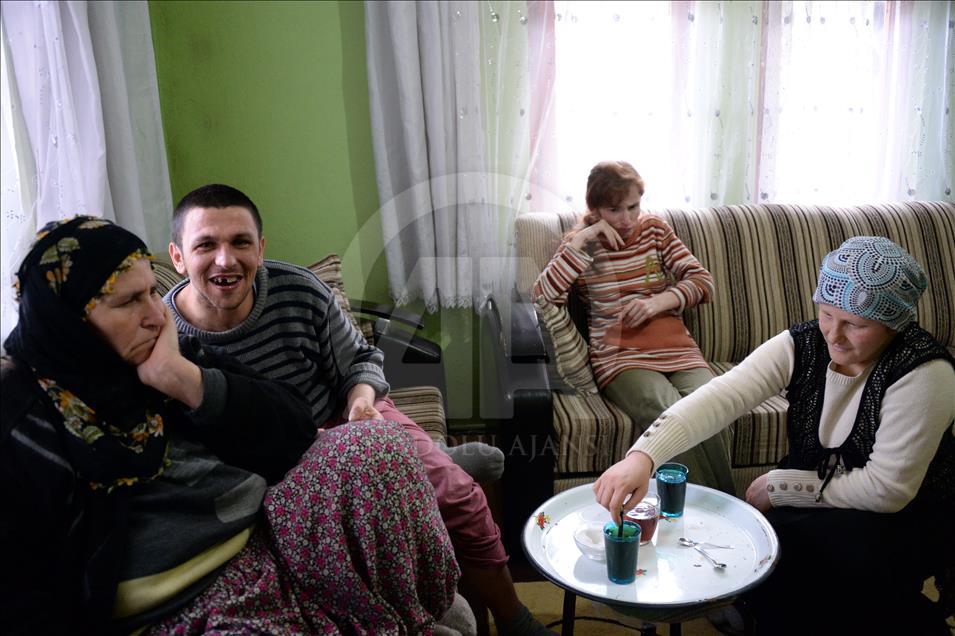 Annesine ve engelli 3 kardeşine "bebek" gibi bakıyor