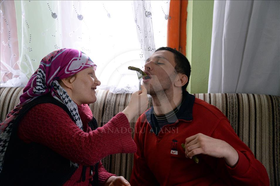 Annesine ve engelli 3 kardeşine "bebek" gibi bakıyor