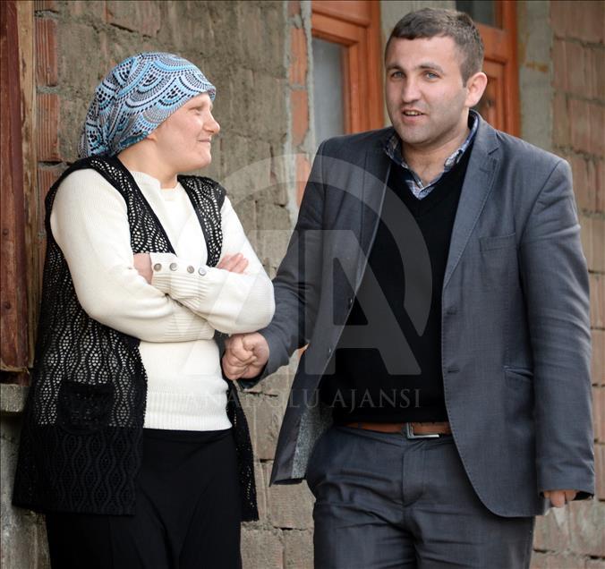 Annesine ve engelli 3 kardeşine "bebek" gibi bakıyor