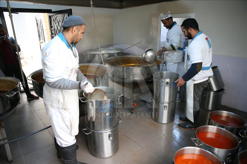 توزیع غذای گرم برای 4000 سوری توسط یک نهاد بشری ترکیه