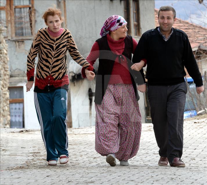 Annesine ve engelli 3 kardeşine "bebek" gibi bakıyor