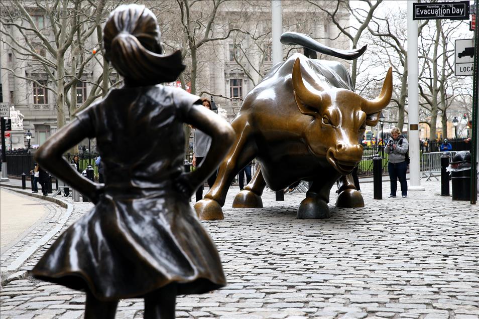 'Fearless Girl' statue face off Wall Street Bull in New York