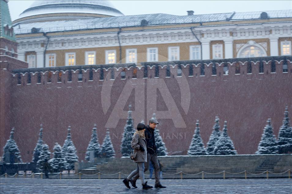 Bora mbuloi rrugët e Moskës në ditën e fundit të marsit
