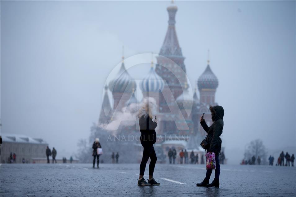 Bora mbuloi rrugët e Moskës në ditën e fundit të marsit
