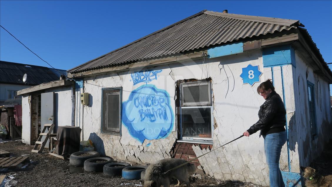 Astana’daki sokak kedilerine bakıyorlar