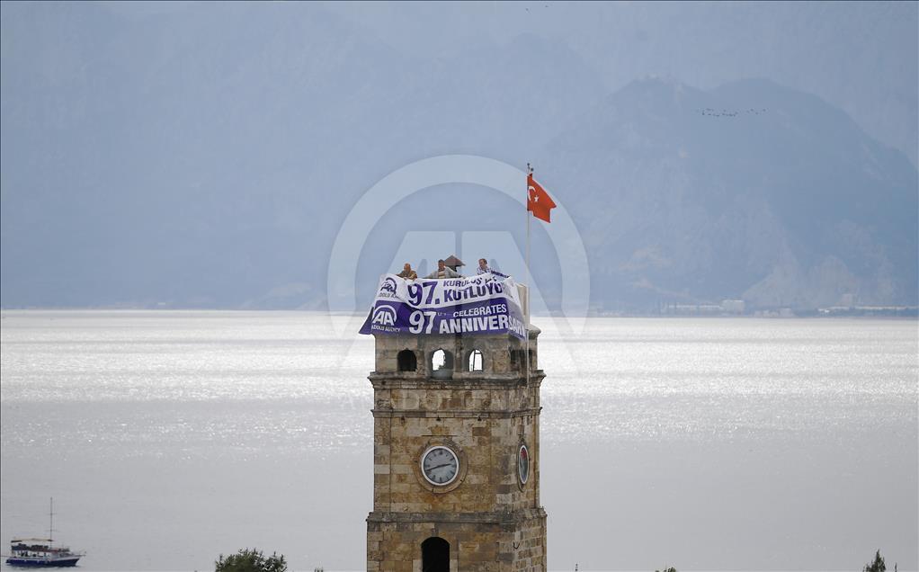 AA için tarihi Saat Kulesi'nde pankartlı kutlama