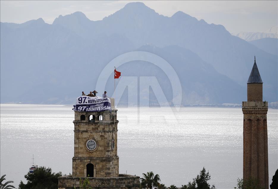 AA için tarihi Saat Kulesi'nde pankartlı kutlama