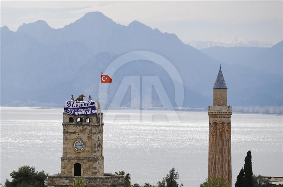 AA için tarihi Saat Kulesi'nde pankartlı kutlama