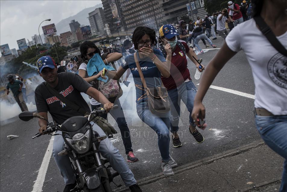 Venezuela'da hükümet karşıtı protestolar sürüyor