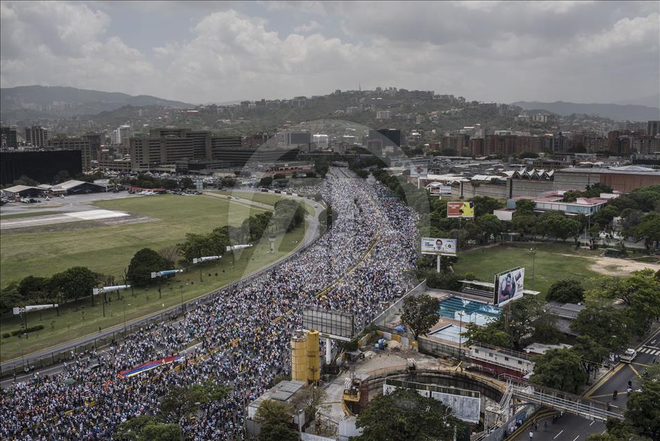 Venezuela'da hükümet karşıtı protestolar sürüyor