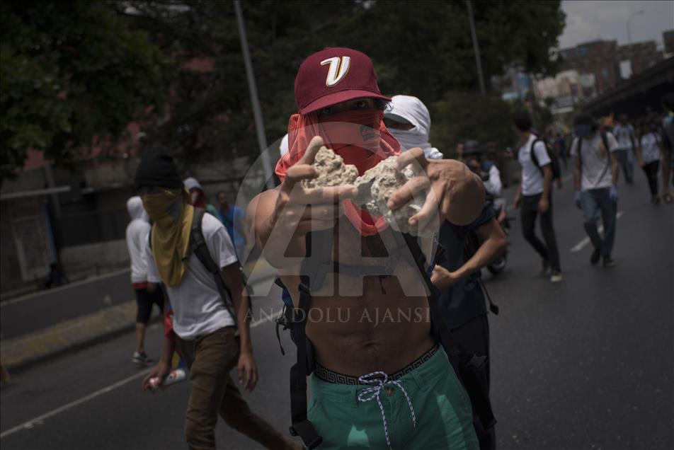Venezuela'da hükümet karşıtı protestolar sürüyor