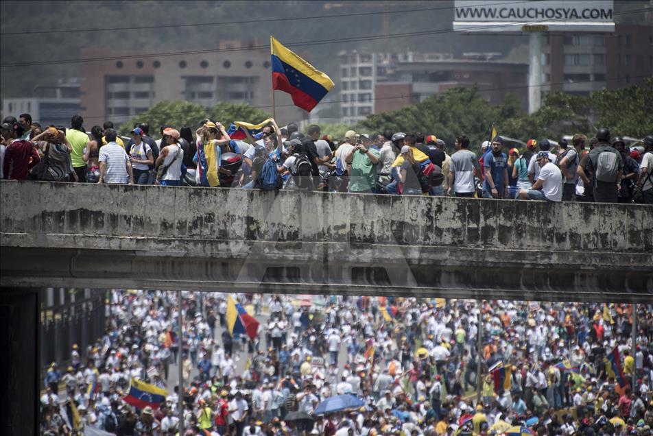 Venezuela'da hükümet karşıtı protestolar sürüyor