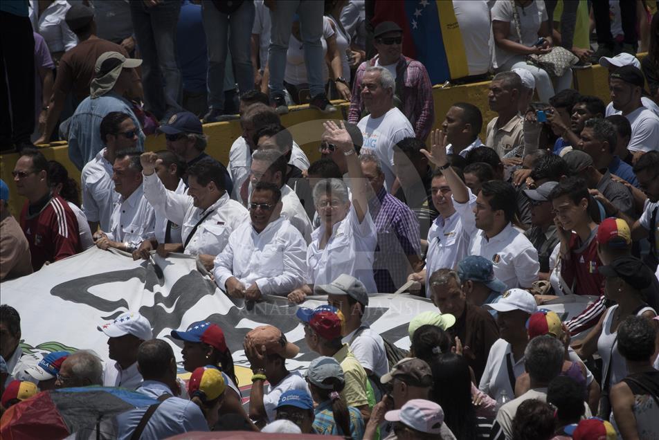 Venezuela'da hükümet karşıtı protestolar sürüyor