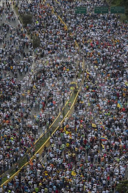Venezuela'da hükümet karşıtı protestolar sürüyor