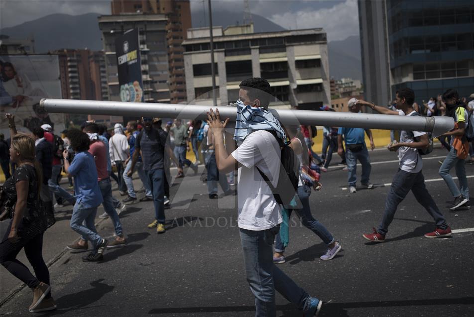 Venezuela'da hükümet karşıtı protestolar sürüyor