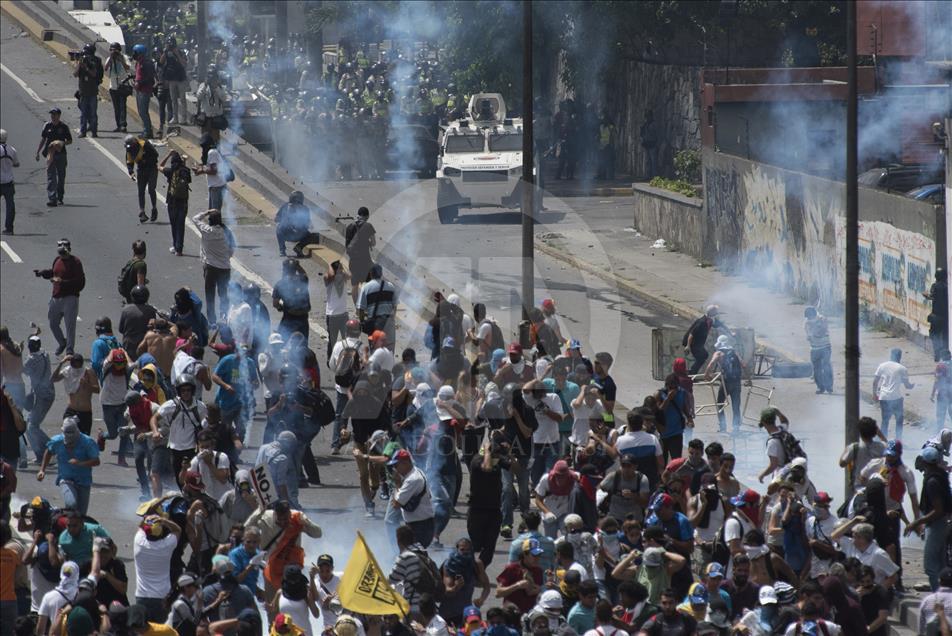 Venezuela'da hükümet karşıtı protestolar sürüyor