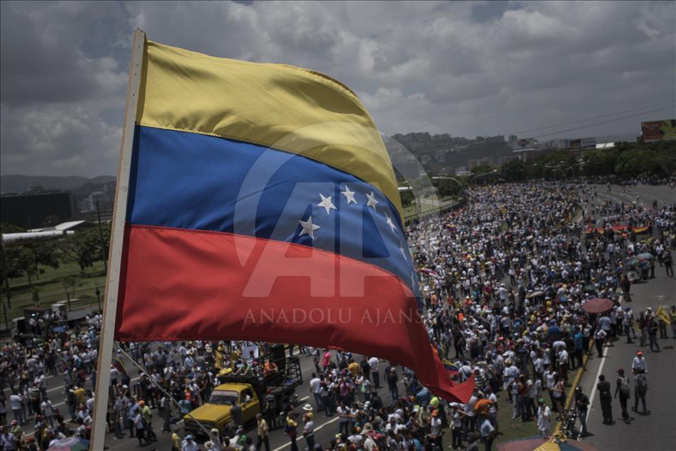 Venezuela'da hükümet karşıtı protestolar sürüyor
