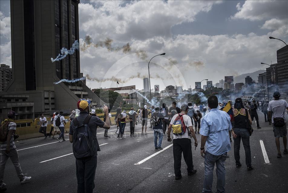 Venezuela'da hükümet karşıtı protestolar sürüyor