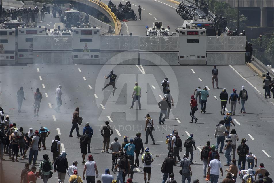 Venezuela'da hükümet karşıtı protestolar sürüyor