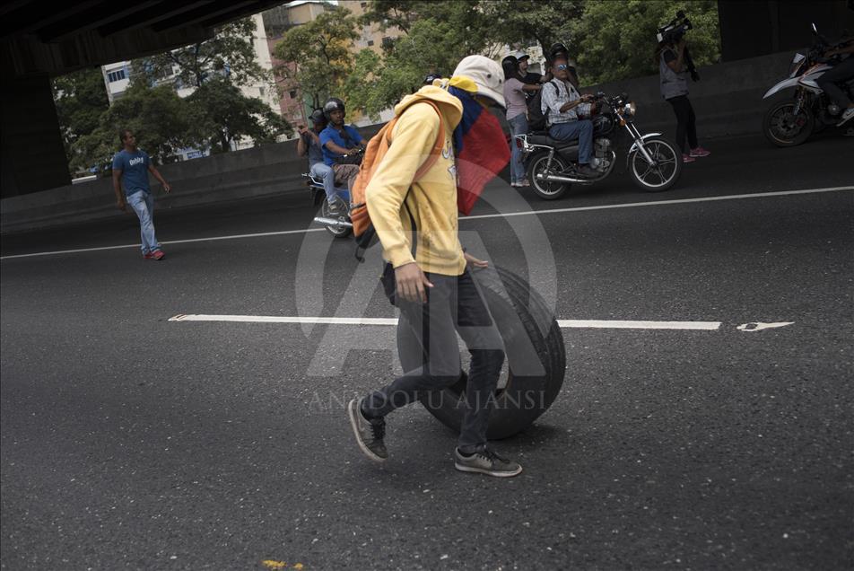 Venezuela'da hükümet karşıtı protestolar sürüyor
