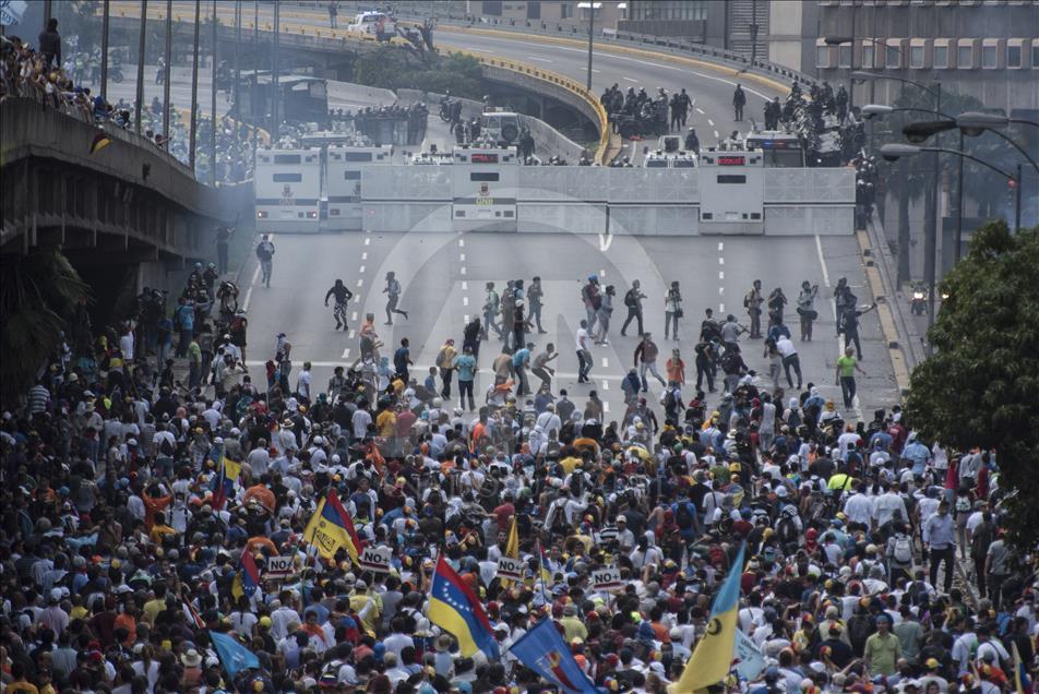 Venezuela'da hükümet karşıtı protestolar sürüyor