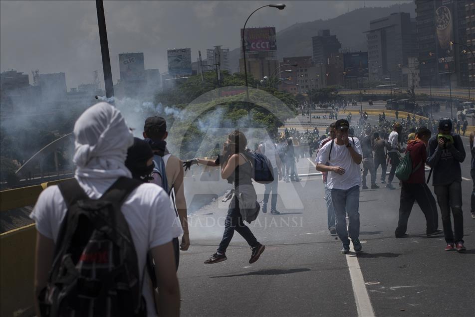 Venezuela'da hükümet karşıtı protestolar sürüyor