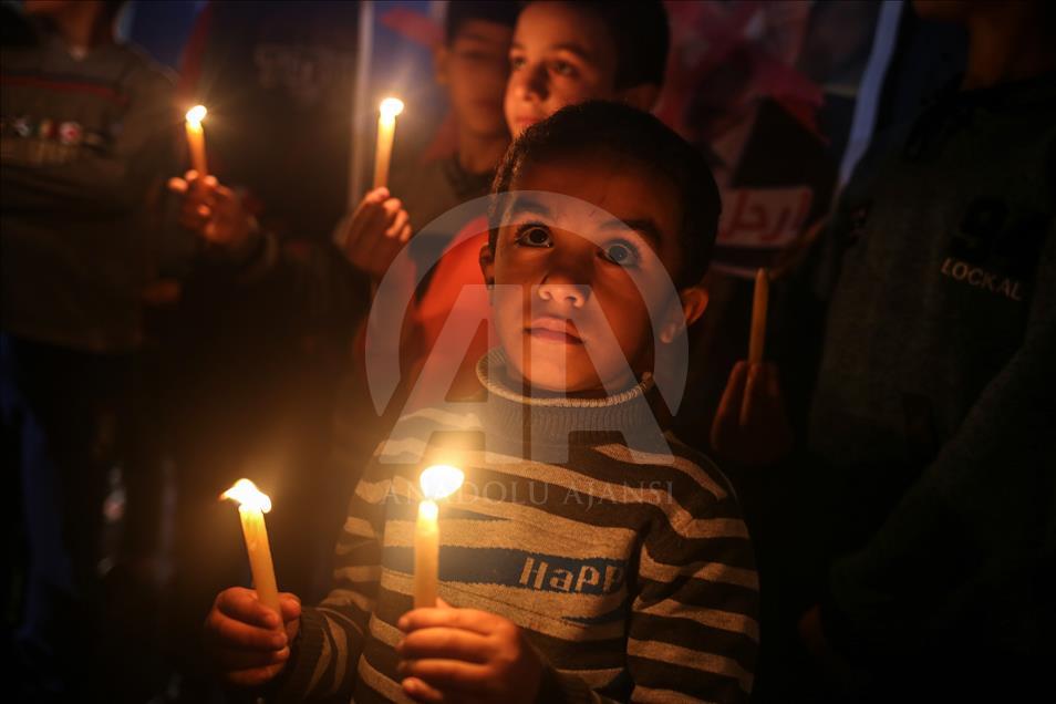 Gazze'de "mumlu" protesto