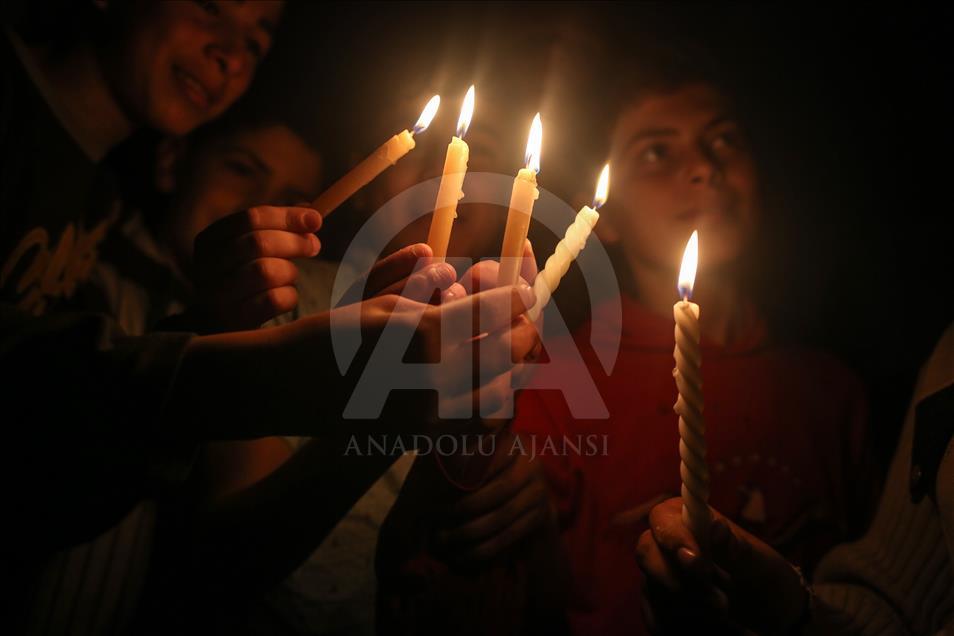 Gazze'de "mumlu" protesto