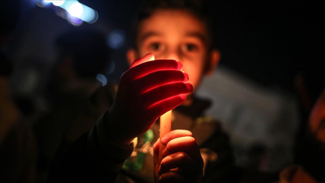 Gazze'de "mumlu" protesto