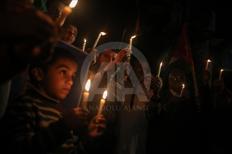 Gazze'de "mumlu" protesto