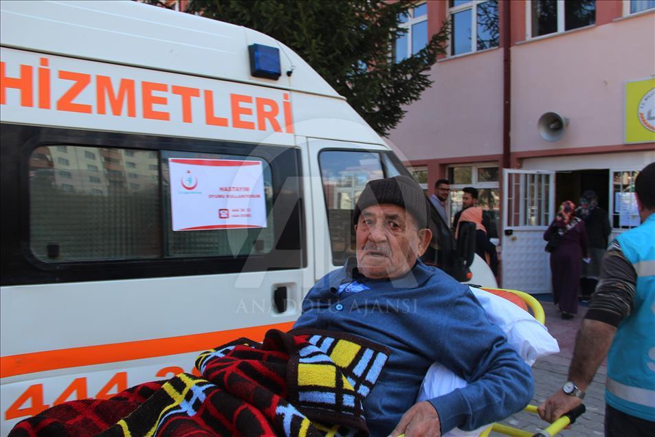 Oy kullanmaya ambulansla gittiler