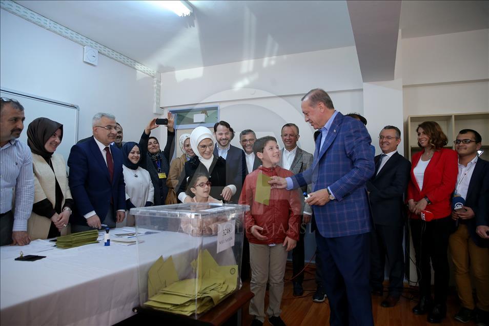 Cumhurbaşkanı Erdoğan, oyunu kullandı