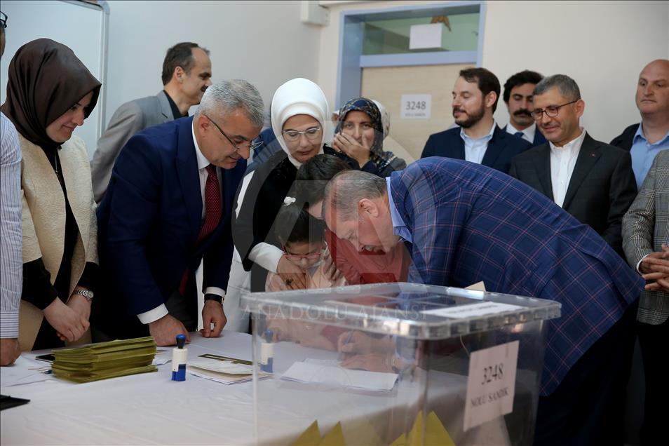 Cumhurbaşkanı Erdoğan, oyunu kullandı